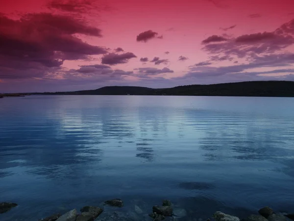 Céu Vermelho Sobre Lago Azul — Fotografia de Stock