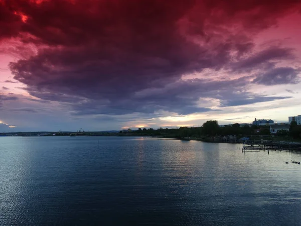 Röd Himmel Över Blå Sjö — Stockfoto