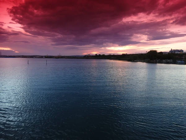 Mavi Göl Üzerinde Kırmızı Gökyüzü — Stok fotoğraf