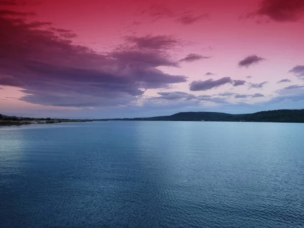 Céu Vermelho Sobre Lago Azul — Fotografia de Stock