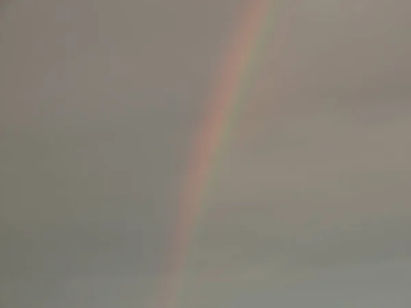 Бледный Рейнбоу Сером Небе — стоковое фото