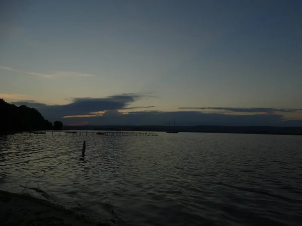 Schöne Landschaft Des Sees Der Abenddämmerung — Stockfoto