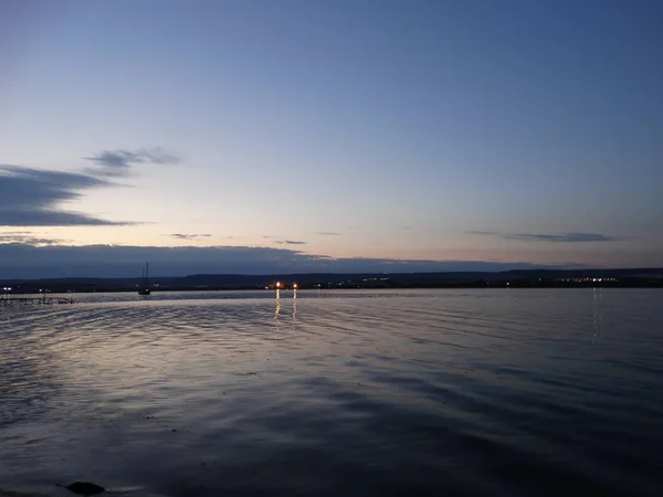 夕暮れ時に湖の美しい風景 — ストック写真