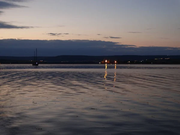 夕暮れ時に湖の美しい風景 — ストック写真
