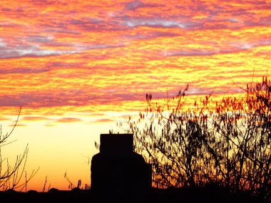 Ateşli parlak gündoğumu gökyüzü