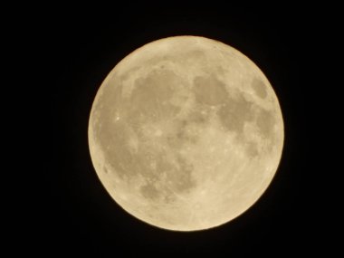 Kara gökyüzünde dolunay.