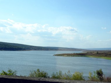 Büyük bir yapay göl manzarası