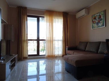 Pencerenin yanında Kanepeli Modern Oturma Odası