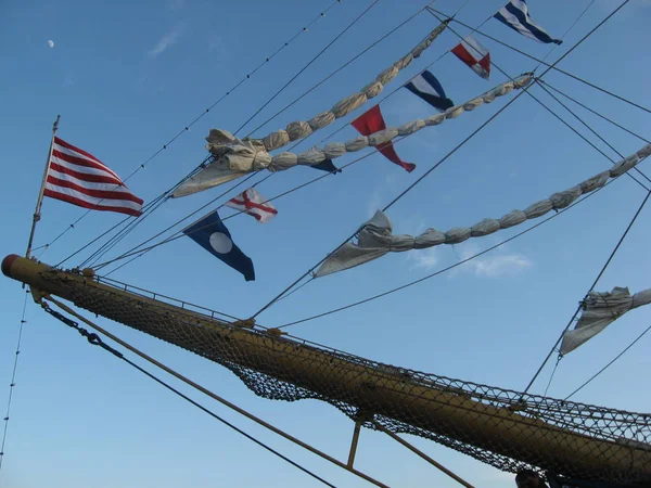 Prow Avec Des Drapeaux Sur Fond Ciel — Photo