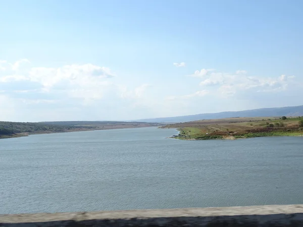 Büyük Bir Yapay Göl Manzarası — Stok fotoğraf