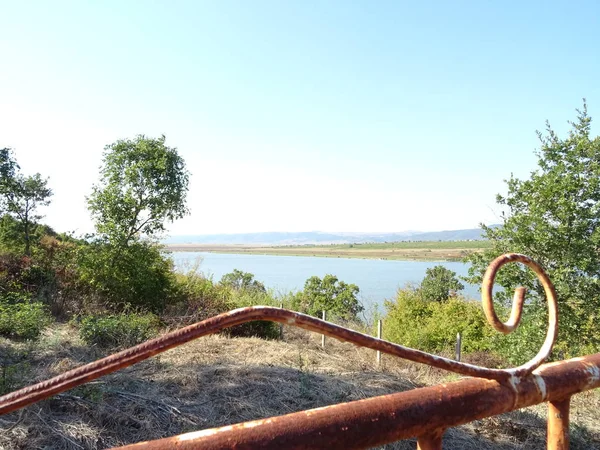 Vista Gran Lago Artificial Detrás Una Cerca Oxidada —  Fotos de Stock