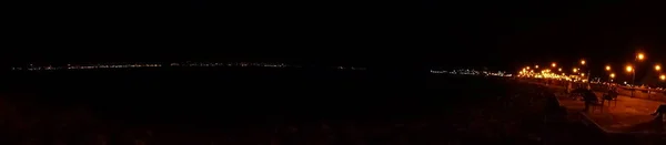 Night City Lights Återspeglar Havet Bevattnar — Stockfoto