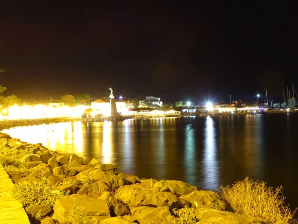 Noite Luzes Cidade Que Refletem Água Mar — Fotografia de Stock