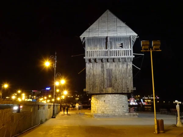 Stary Drewniany Wiatrak Nocą — Zdjęcie stockowe