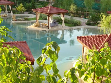 Lüks egzotik yaz karmaşık bir yüzme havuzu ve küçük Hous