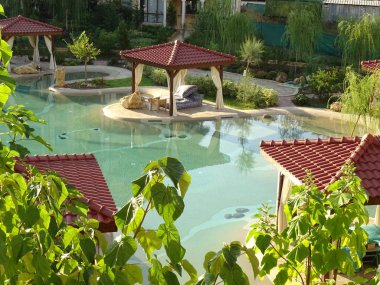 Lüks egzotik yaz karmaşık bir yüzme havuzu ve küçük Hous