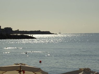 Deniz suyu yansıtan güneş ışığı