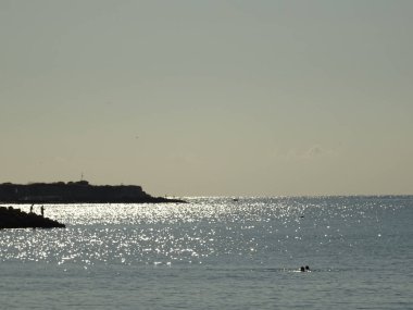 Deniz suyu yansıtan güneş ışığı