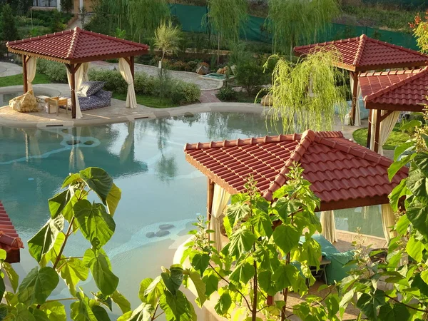 豪华异国情调的夏季综合体 设有游泳池和小型豪宅 — 图库照片
