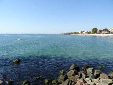 Deniz Manzaralı kayalık bir kıyıdan