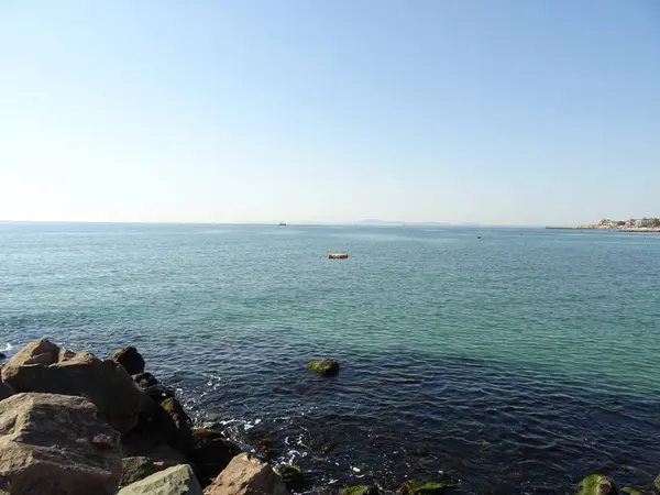 Vista Mar Desde Una Costa Rocosa —  Fotos de Stock