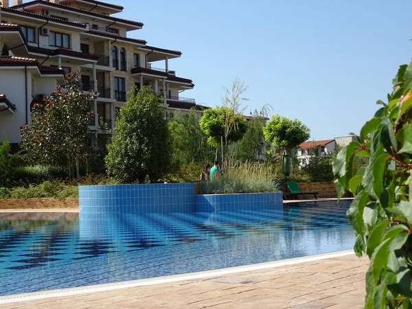 Piscină Într Grădină Verde — Fotografie, imagine de stoc