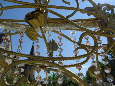 Altın kolye dekorasyon gökyüzü arka plan üzerinde