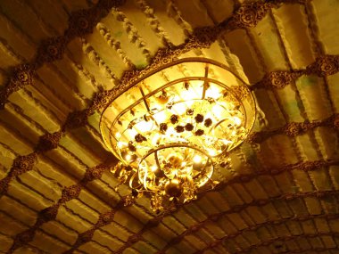 Vintage Chandelior Ravadinovo Kalesi, Blgaria sarı ışık ile