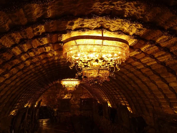 在拉瓦迪诺沃城堡的黄色光的复古吊灯 — 图库照片