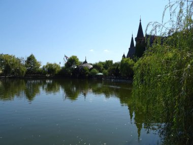 Küçük gölde Ravadinovo Kalesi, Bulgaristan