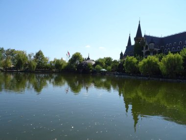 Küçük gölde Ravadinovo Kalesi, Bulgaristan