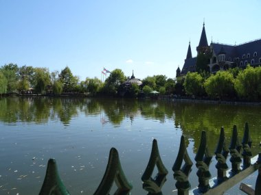 Küçük gölde Ravadinovo Kalesi, Bulgaristan