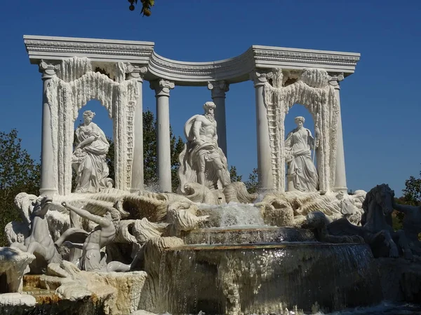 位于保加利亚拉瓦迪诺沃城堡的罗马风格喷泉 — 图库照片