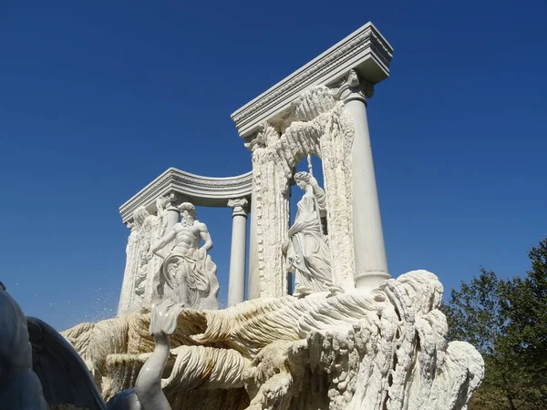 位于保加利亚拉瓦迪诺沃城堡的罗马风格喷泉 — 图库照片