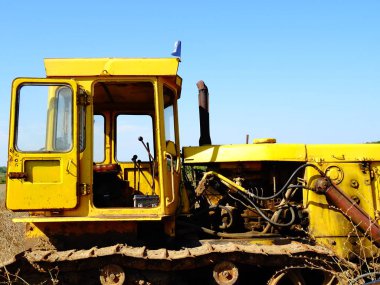 Eski sarı traktör kabin