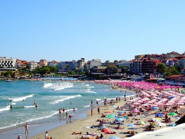 Plaj dolu insanlar ve pembe şemsiyeler, Nessebar, Bulgaristan