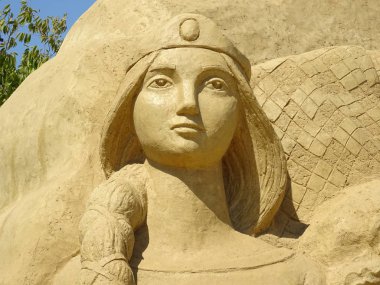 Cesur film kahramanı kum heykeli