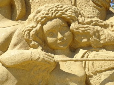 Cesur film kahramanı kum heykeli