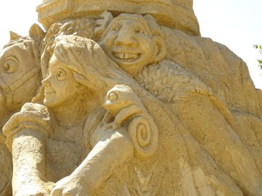 Rapunzel kahramanları kum heykeli