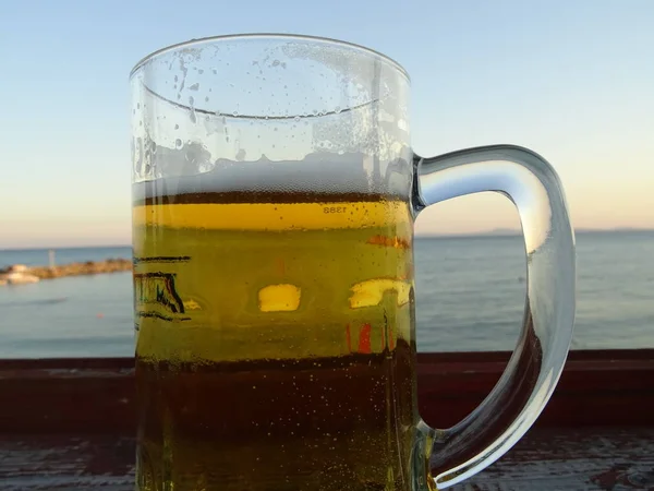 Vychlazené Pivo Sklo Pozadí Moře — Stock fotografie