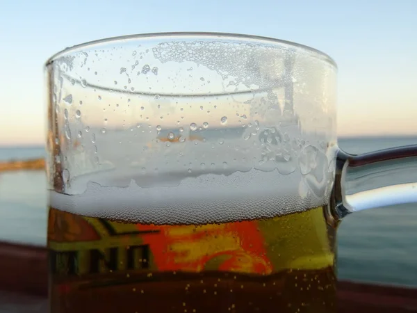 Cold Beer Glass Sea Background — Stock Photo, Image