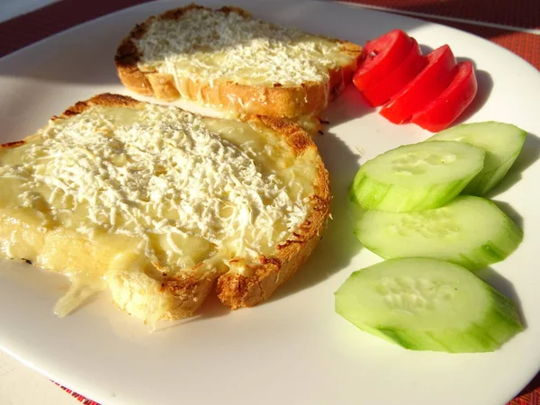 早餐烤面包配奶酪和蔬菜 — 图库照片