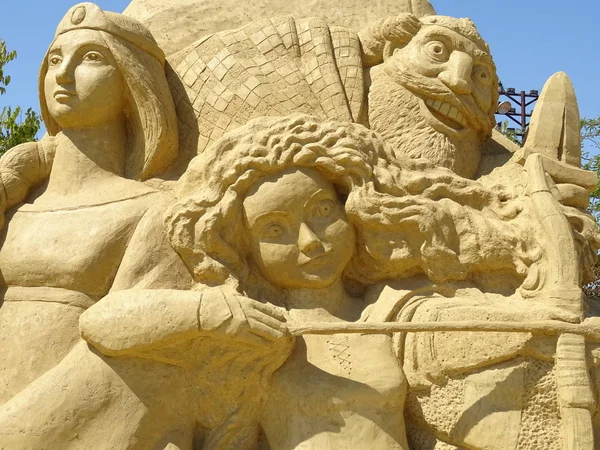 ブレイブ映画ヒーローの砂の彫刻 — ストック写真