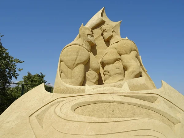 スーパーマンに対するバットマンの砂の彫刻 — ストック写真