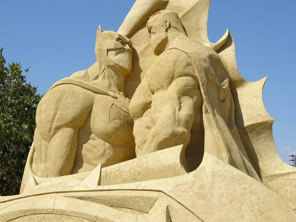 Песчаная Скульптура Бэтмена Против Супермена — стоковое фото