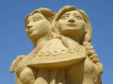 Frozen 'dan Anna ve Elsa 'nın kum heykeli