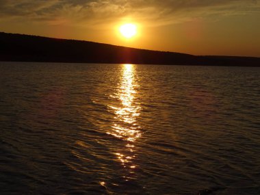 Bir göl üzerinde dramatik günbatımı gökyüzü