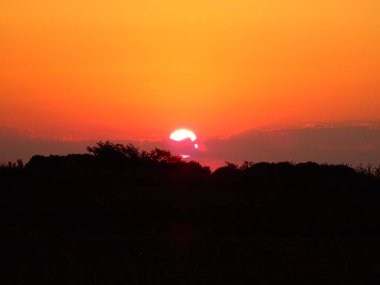 Turuncu günbatımı gökyüzünün görünümü