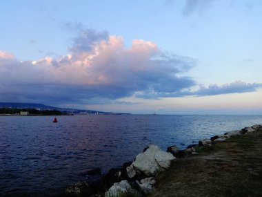 alacakaranlıkta Seascape görünümü