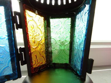 Renkli cam yanlarıyla Retro fener